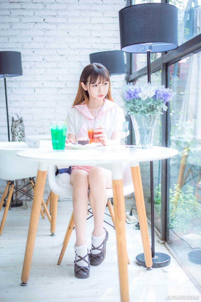 男人天生多情，只是他会对某一个人长情。女人天生专情，但她会对某一个人绝情。男人和一个喜欢的人在一起的时候，心里还有一个或多个她。因为他多情[lizhigushicom]。女人和一个喜欢的人在一起她所想的就是他。即使有更好的男人出现她也不会放弃。因为她的专情。而当她决定放弃一切都没有余地了。因为她绝情!